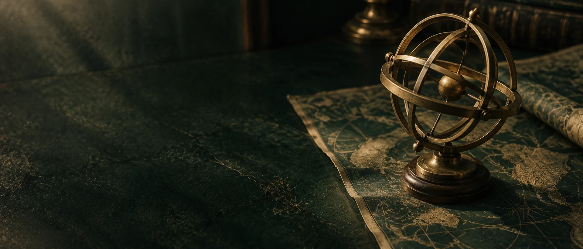 Esfera armilar de latão sobre mesa escura, ao lado de uma carta-mundi gravada em verde e dourado